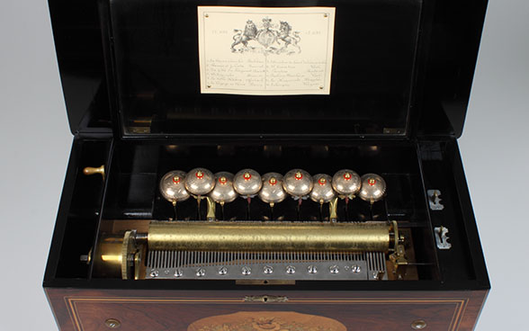 Musikdose mit Glockenspiel, Innenansicht
