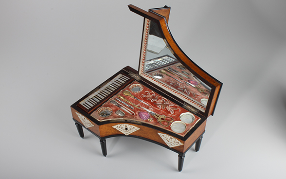 Necessaire mit Musikwerk