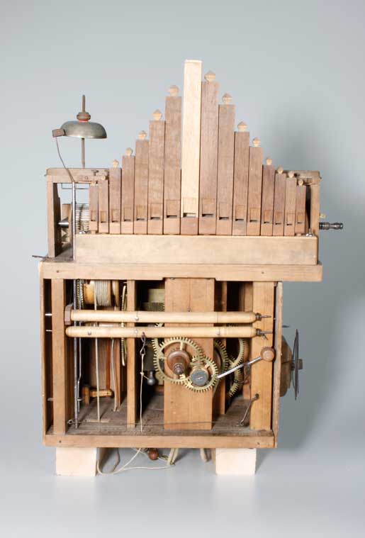 Bodenstanduhr mit Flötenwerk (Rückseite)