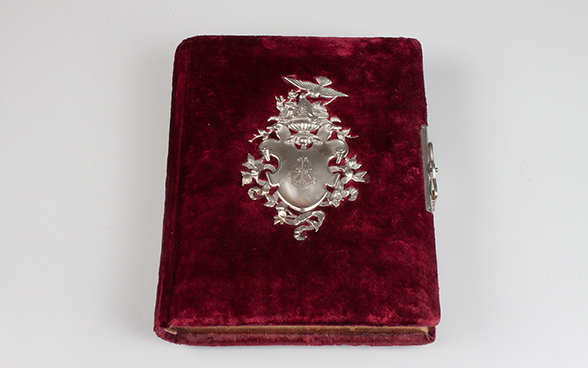 Photo album with musical mechanism