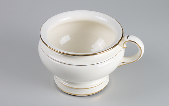 Chamber pot with musical mechanism