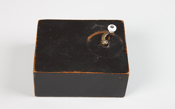 Crank box with musical mechanism