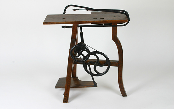 Marquetry saw, foot-operated