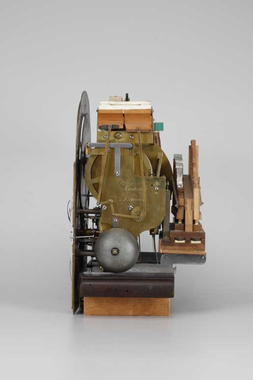 Horloge de plancher avec jeu de flûtes et de harpe (vue latérale)